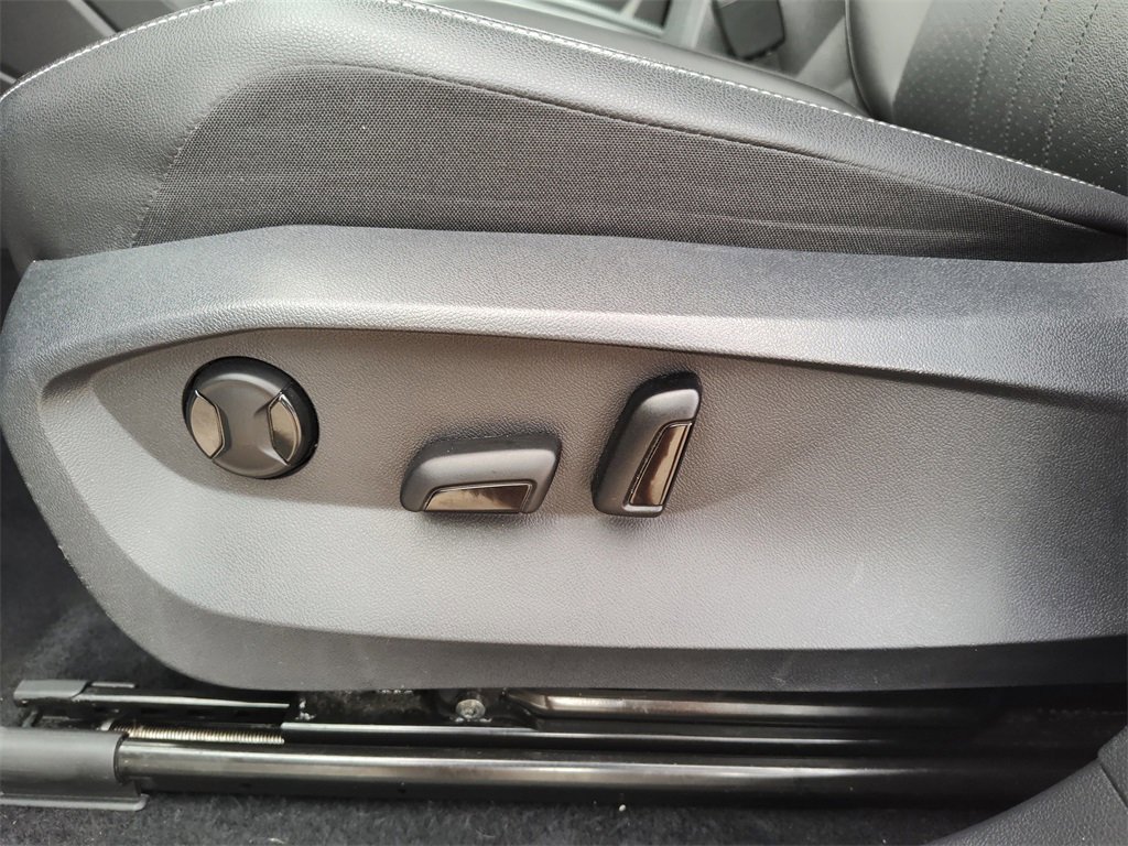 Used 2022 Volkswagen Tiguan SE image 25