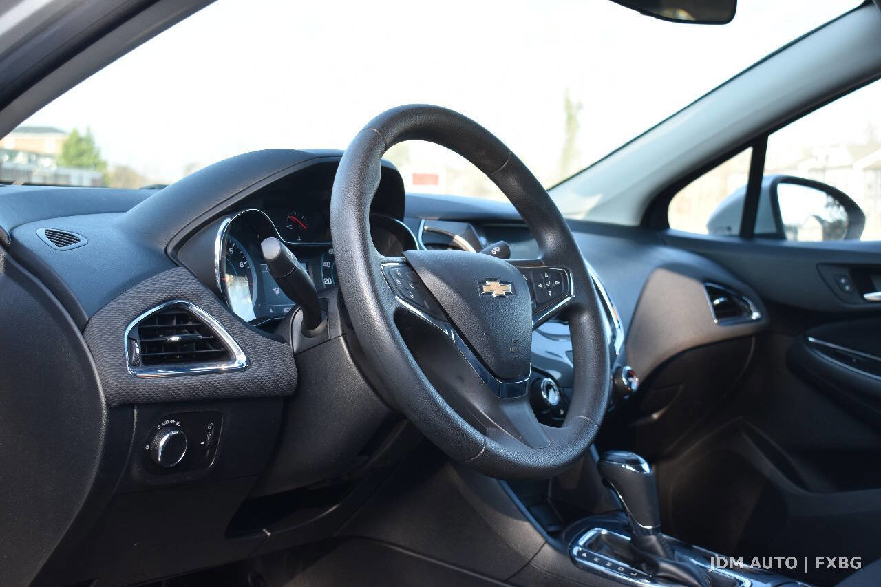 Used 2017 Chevrolet Cruze LT w/ Convenience Package image 18