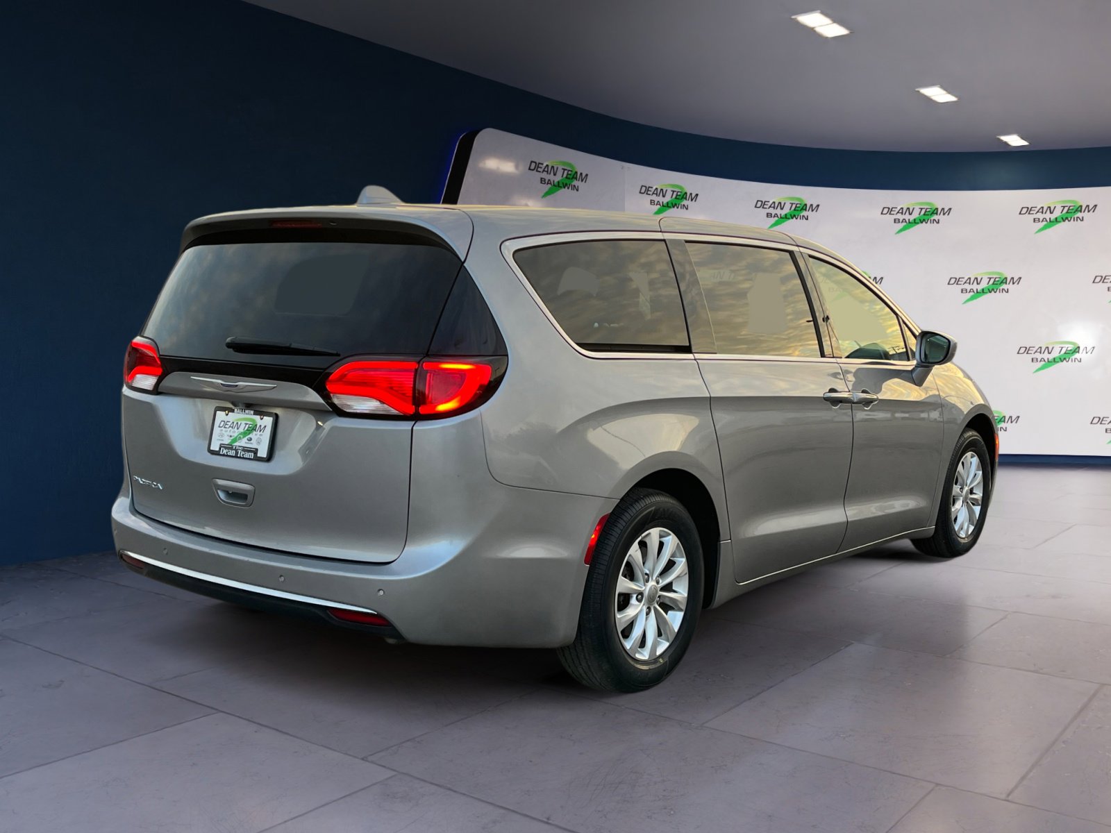 Used 2019 Chrysler Pacifica Touring Plus w/ Cold Weather Group image 8