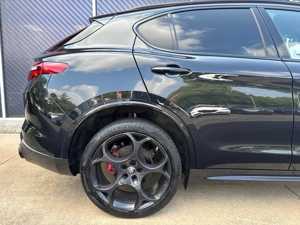 Used 2023 Alfa Romeo Stelvio Veloce AWD/4WD image 5