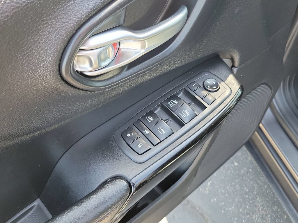 Used 2020 Jeep Cherokee Latitude Plus FWD image 22