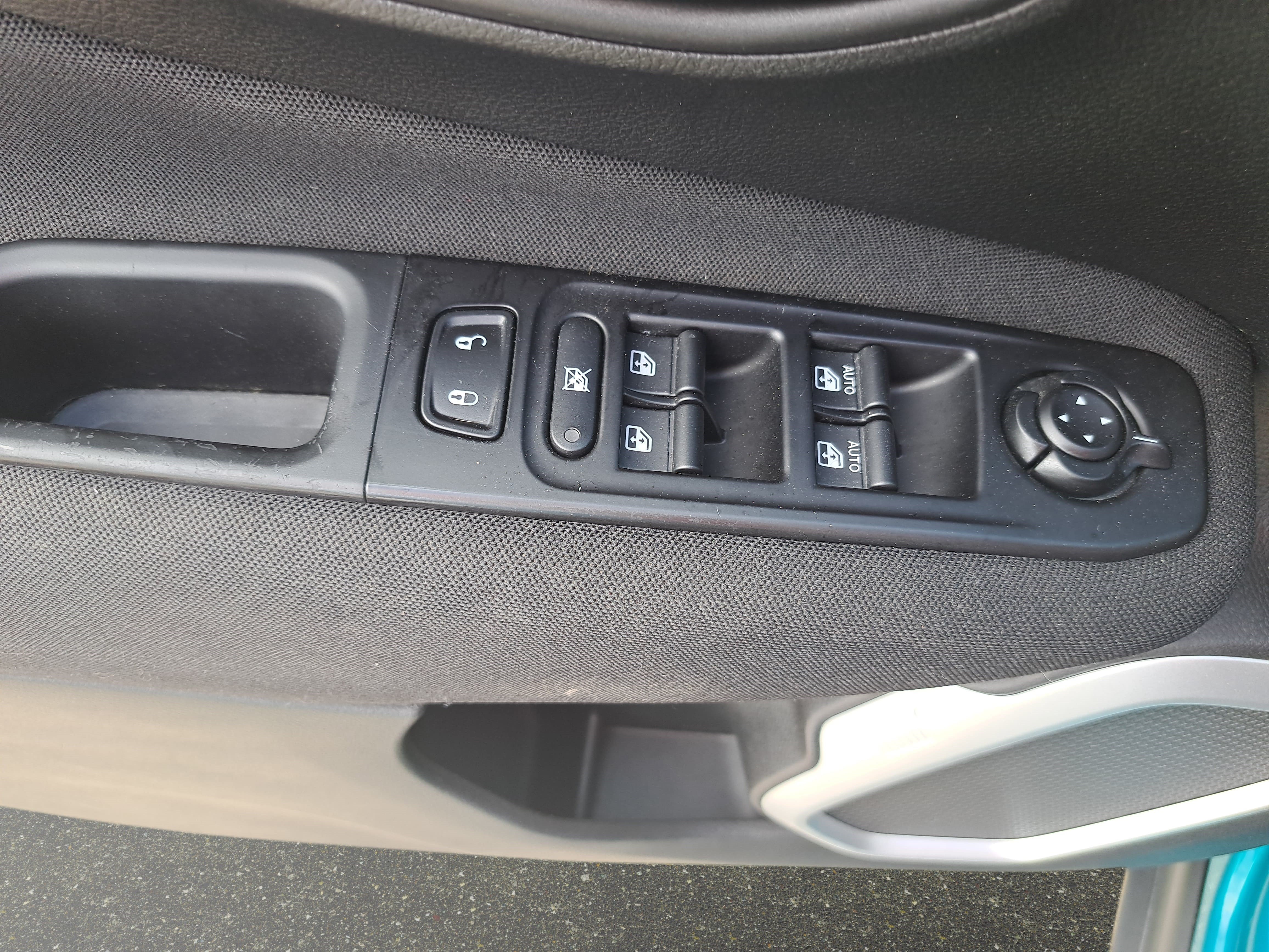Used 2020 Jeep Renegade Latitude FWD image 25