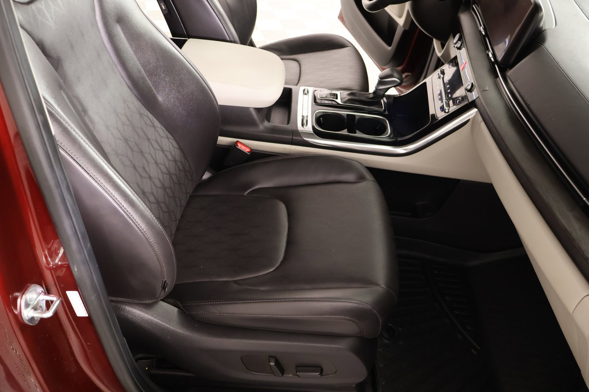 Used 2024 Kia Carnival SX FWD image 16