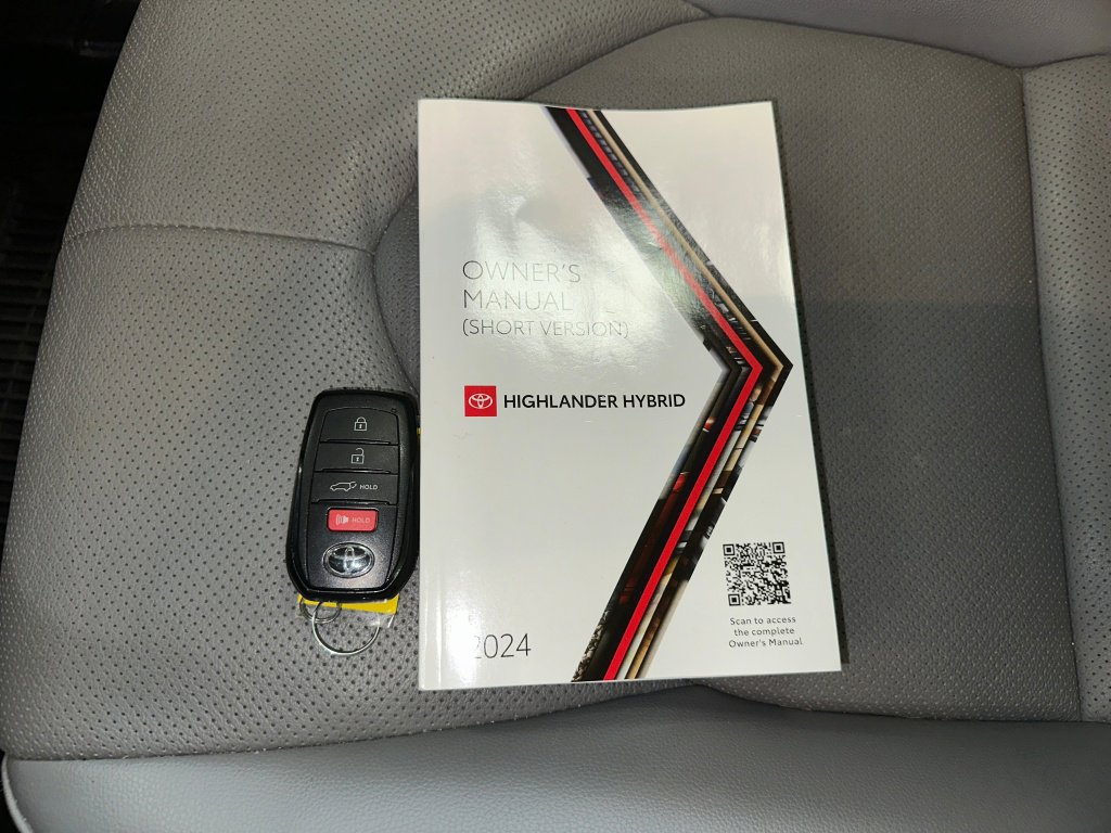 Used 2024 Toyota Highlander Platinum image 4