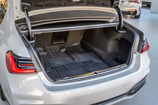 Used 2020 BMW 740i xDrive w/ M Sport Package image 11