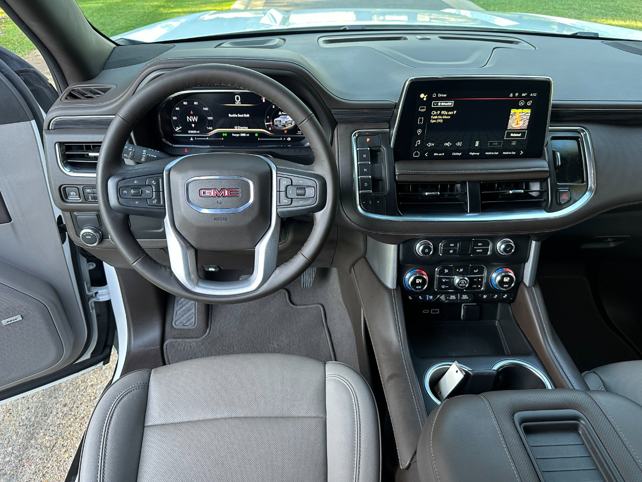 Used 2024 GMC Yukon XL SLT w/ SLT Luxury Package image 41