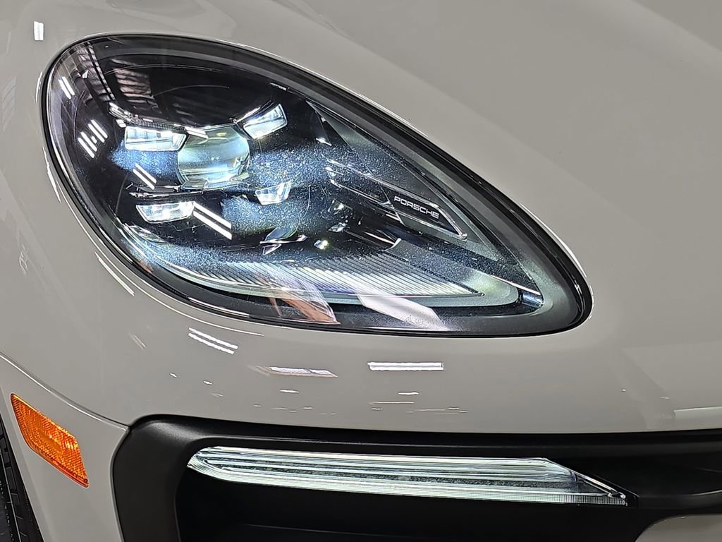 Certified 2025 Porsche Macan image 12