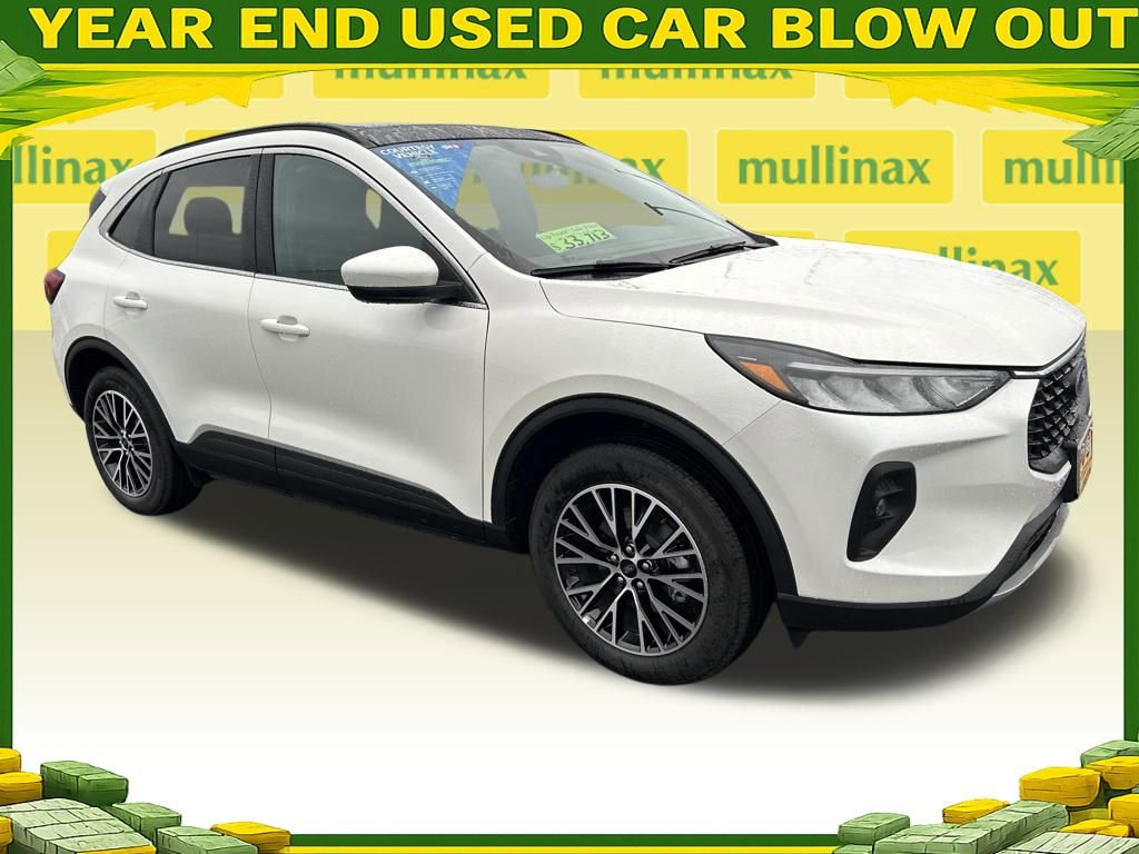 Used 2025 Ford Escape SE w/ Class II Trailer Tow Package image 1