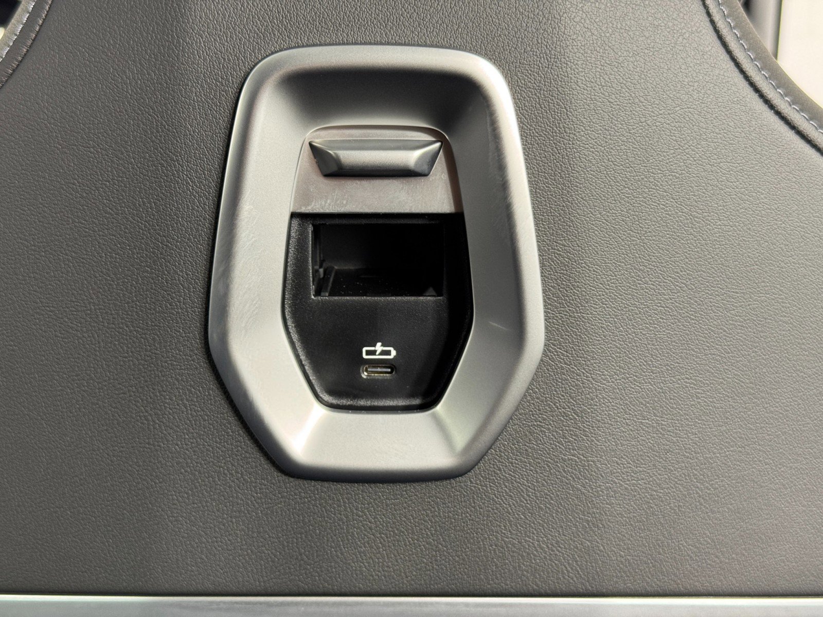 Used 2024 BMW i7 xDrive60 w/ Executive Package image 40