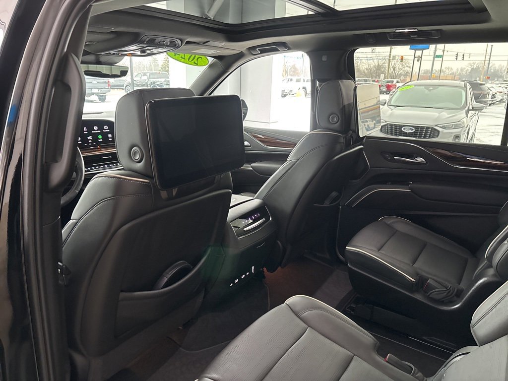 Used 2024 Cadillac Escalade ESV Premium Luxury image 34