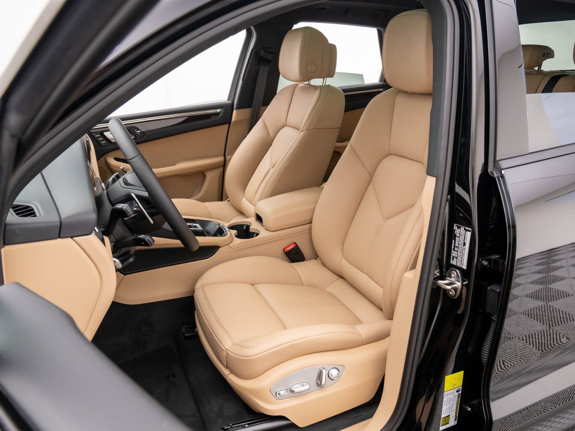 Certified 2026 Porsche Macan AWD/4WD image 5