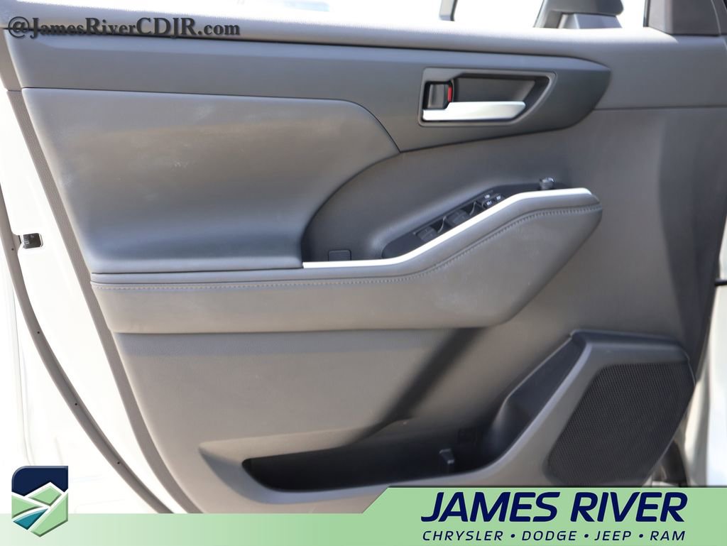 Used 2025 Toyota Highlander XLE image 22