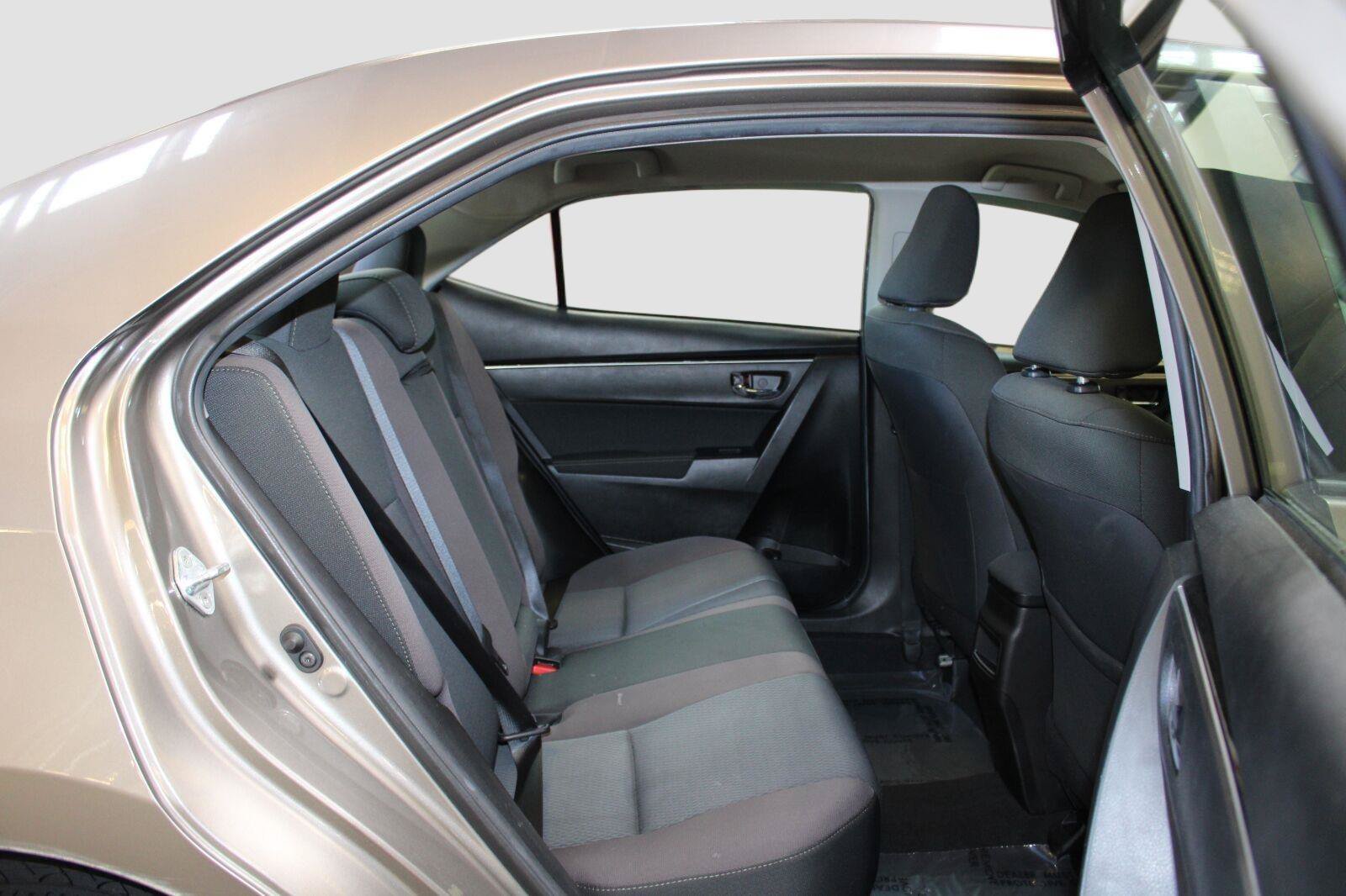 Used 2018 Toyota Corolla LE FWD image 36