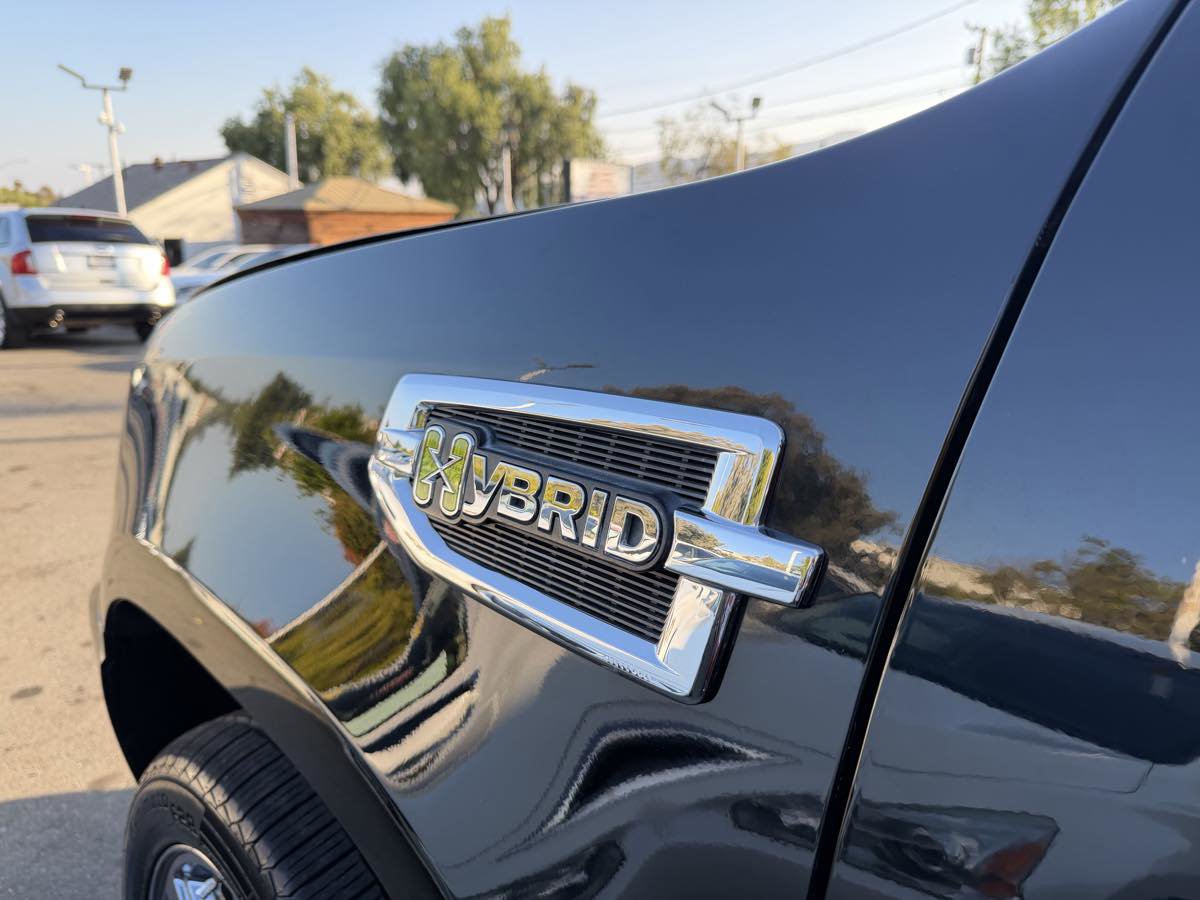 Used 2011 Cadillac Escalade 4WD Hybrid image 18