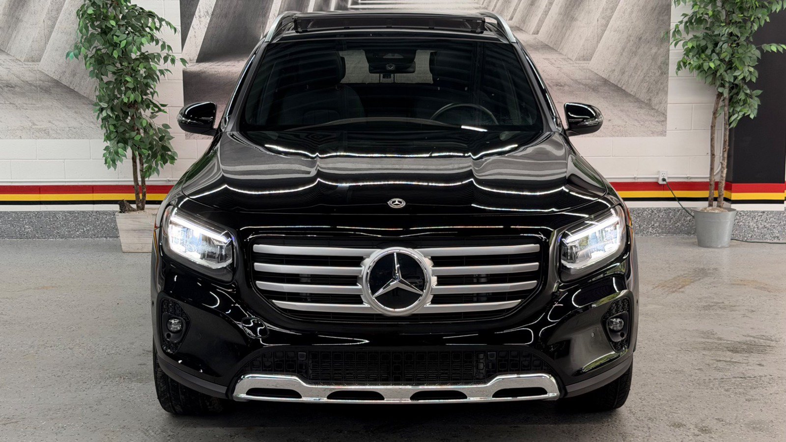 Used 2024 Mercedes-Benz GLB 250 4MATIC w/ Driver Assistance Package image 2