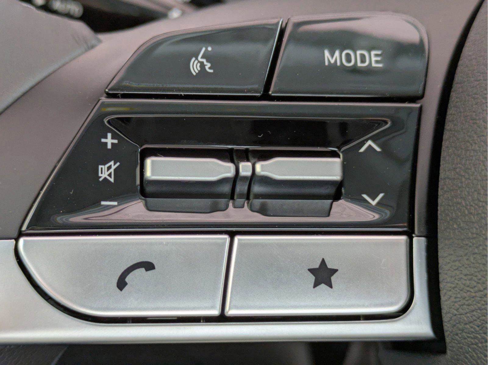 Used 2025 Hyundai Elantra Limited image 24