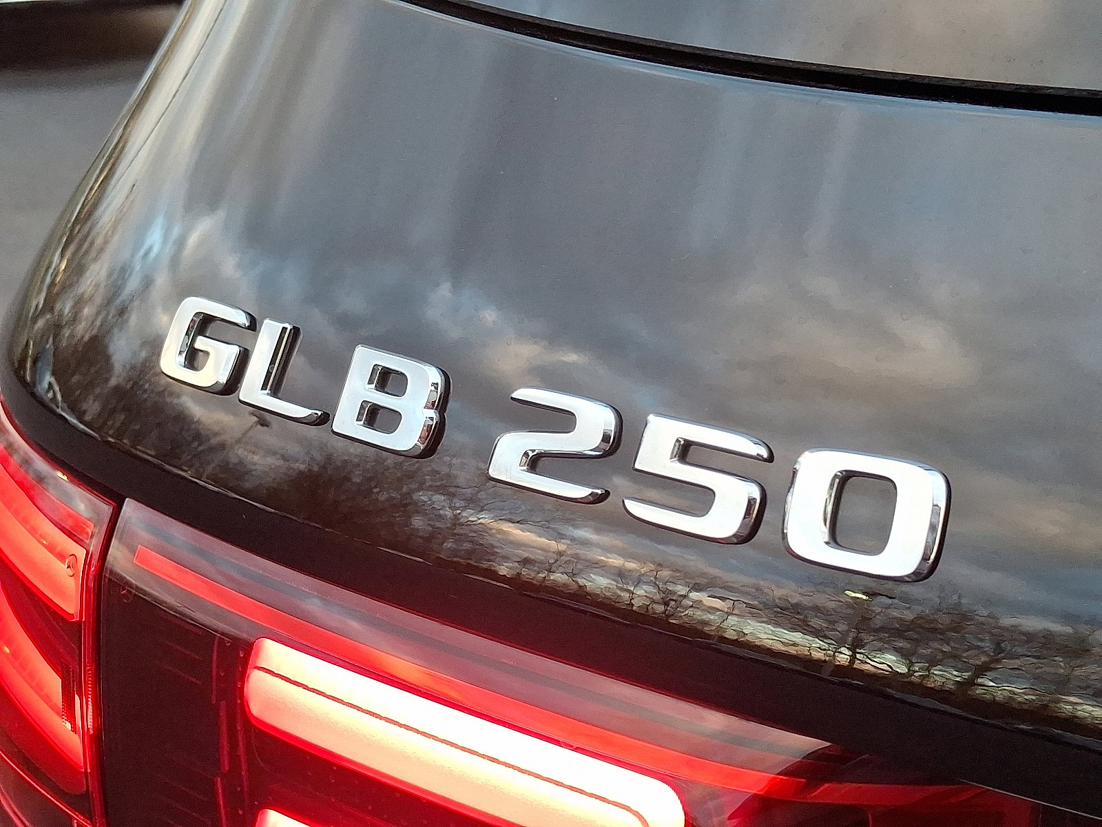 Certified 2025 Mercedes-Benz GLB 250 4MATIC image 32