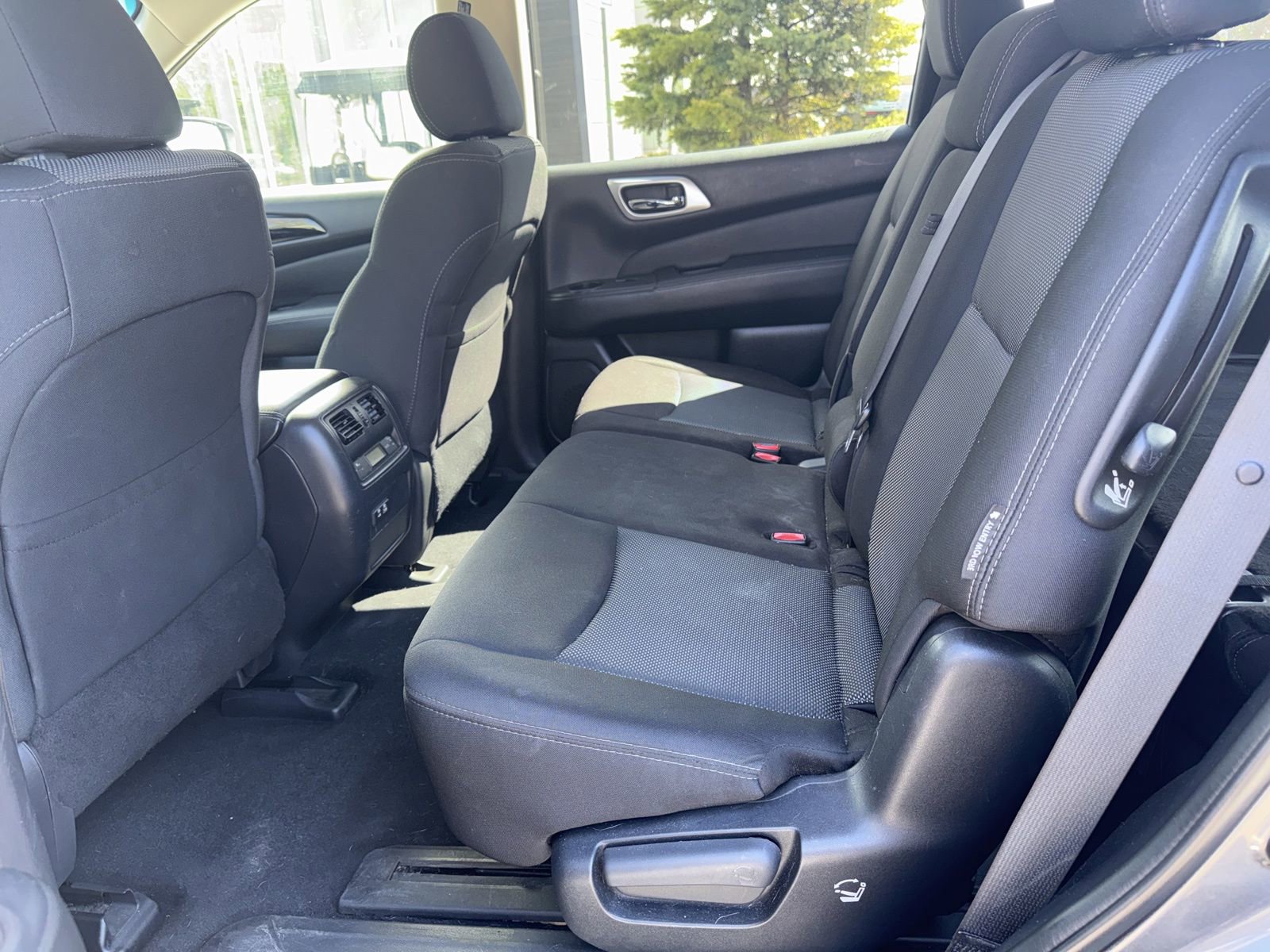 Used 2019 Nissan Pathfinder SV image 11