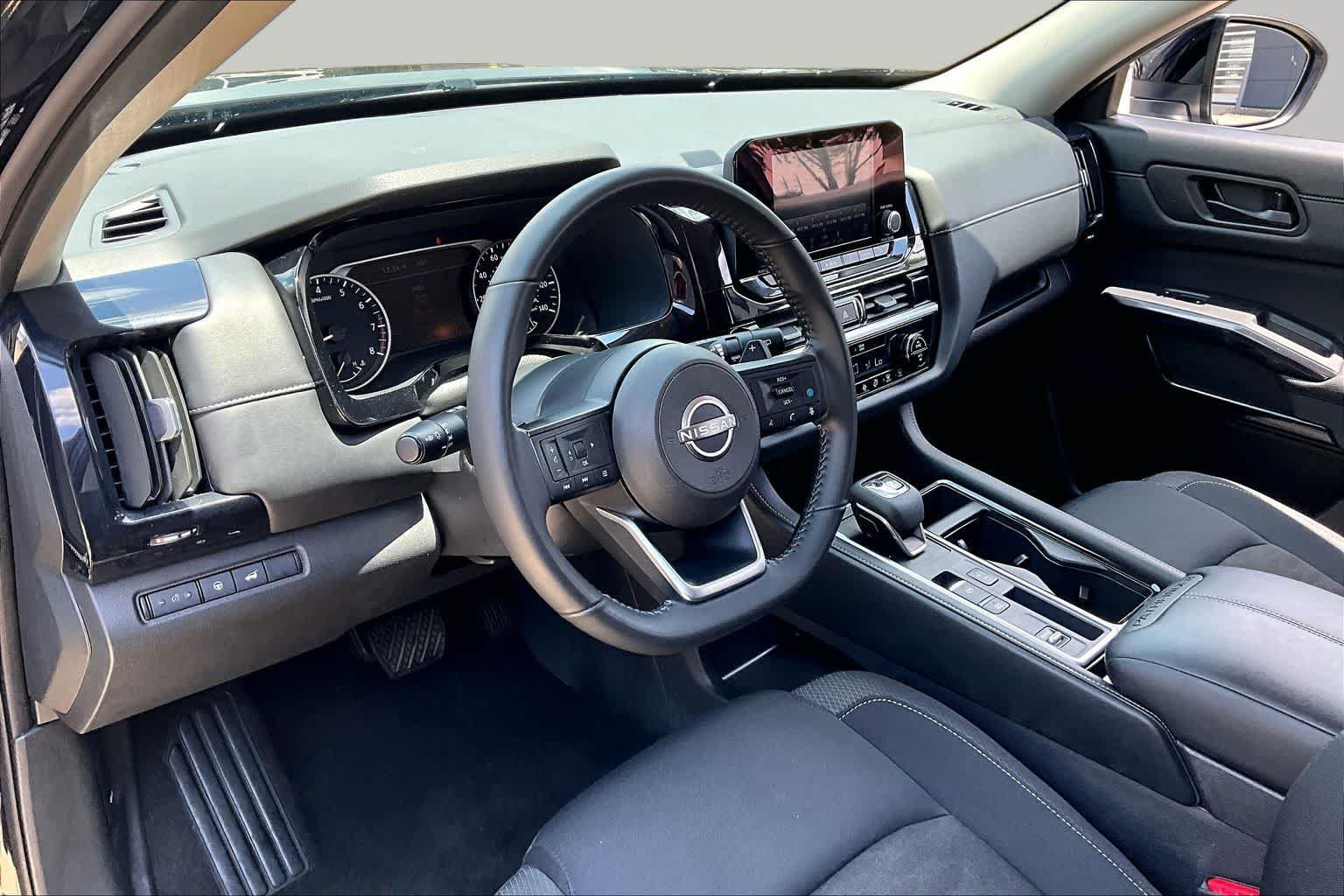 Used 2025 Nissan Pathfinder SV FWD image 16