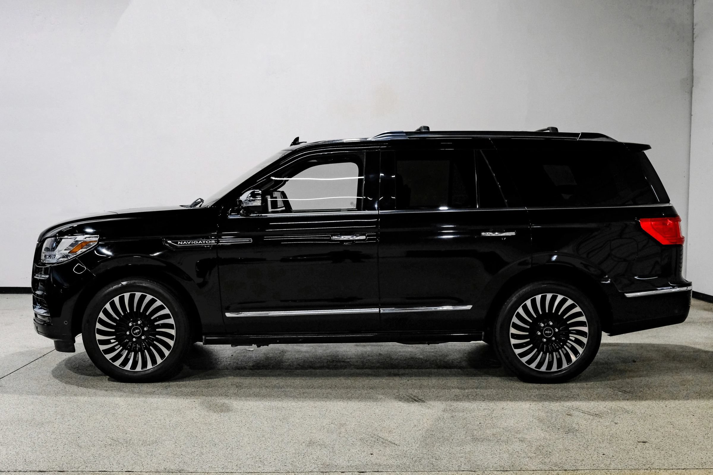 Used 2018 Lincoln Navigator Black Label w/ Cargo Package AWD/4WD image 9