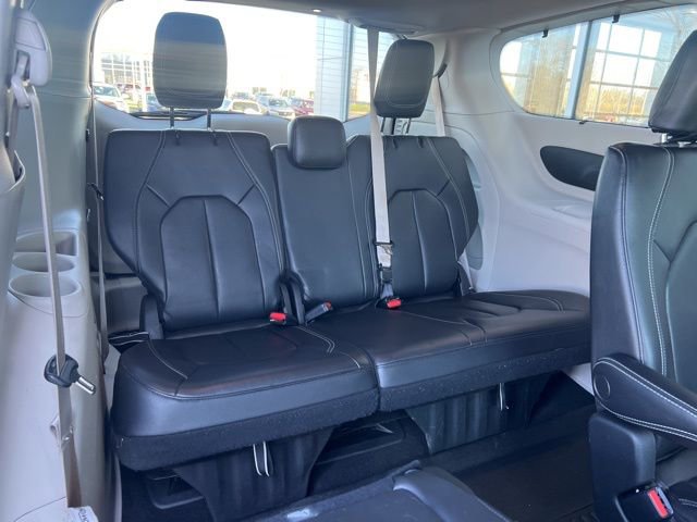 Used 2022 Chrysler Pacifica Touring-L image 26