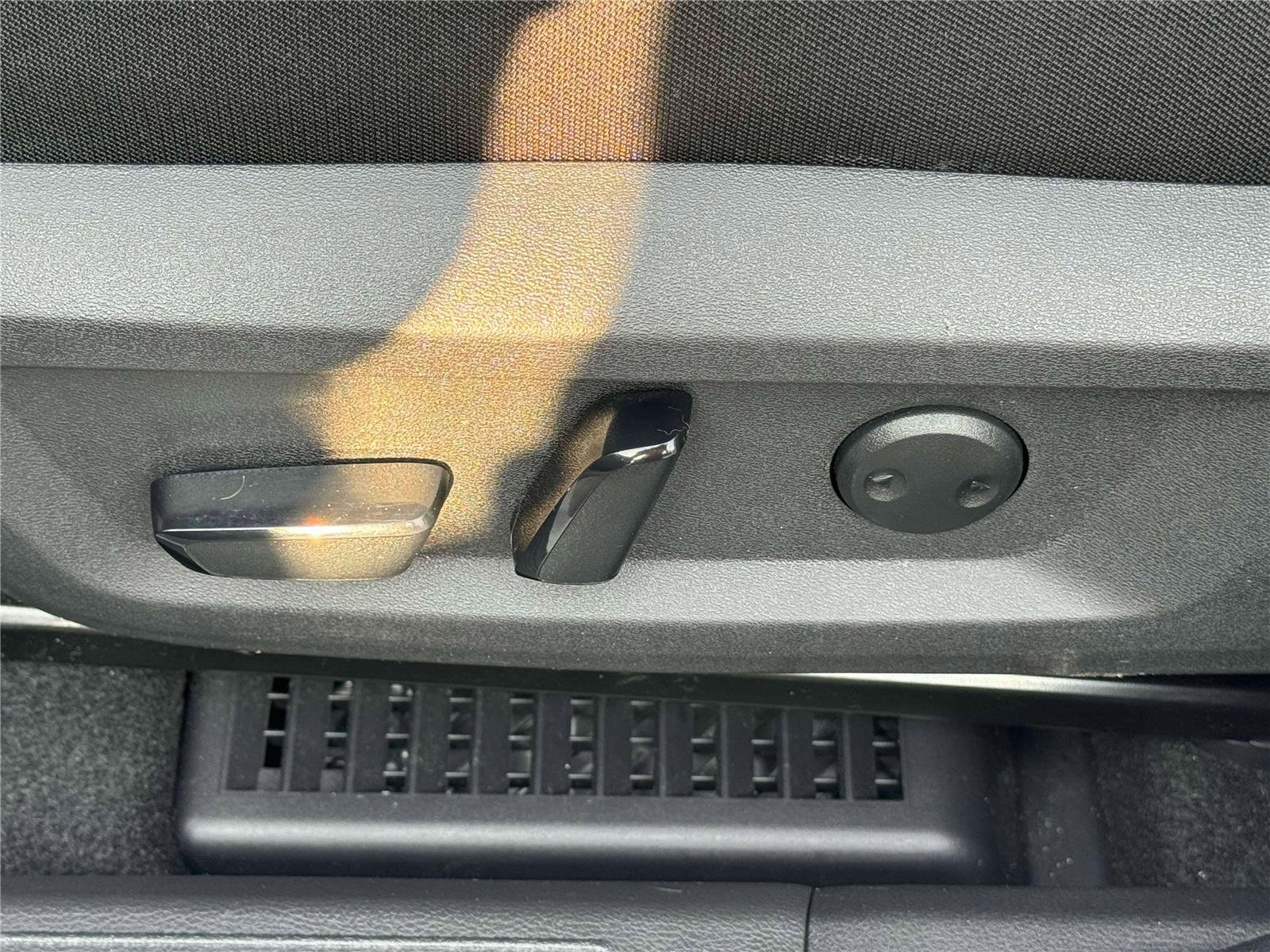 Used 2023 Nissan Rogue SV image 22