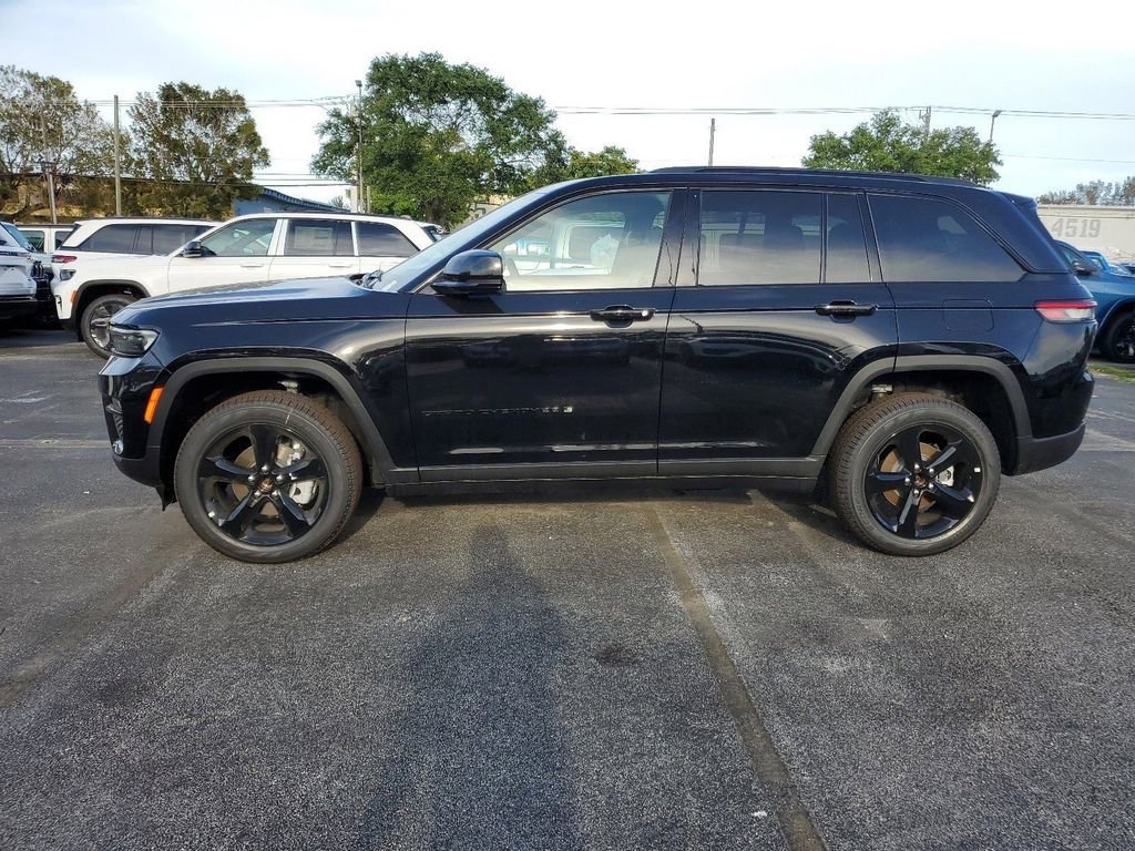 Used 2024 Jeep Grand Cherokee Limited w/ Black Appearance Package image 8