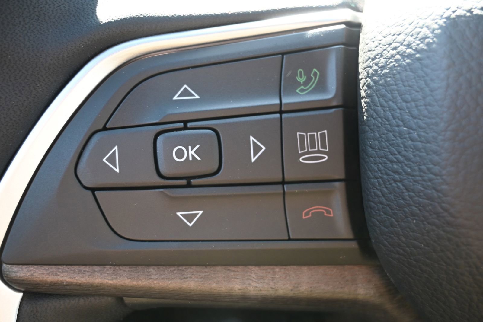 New 2026 Jeep Grand Cherokee Laredo image 9