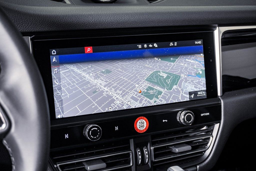 Certified 2025 Porsche Macan AWD/4WD image 21