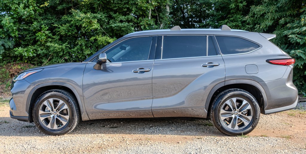 Used 2020 Toyota Highlander XLE FWD image 2