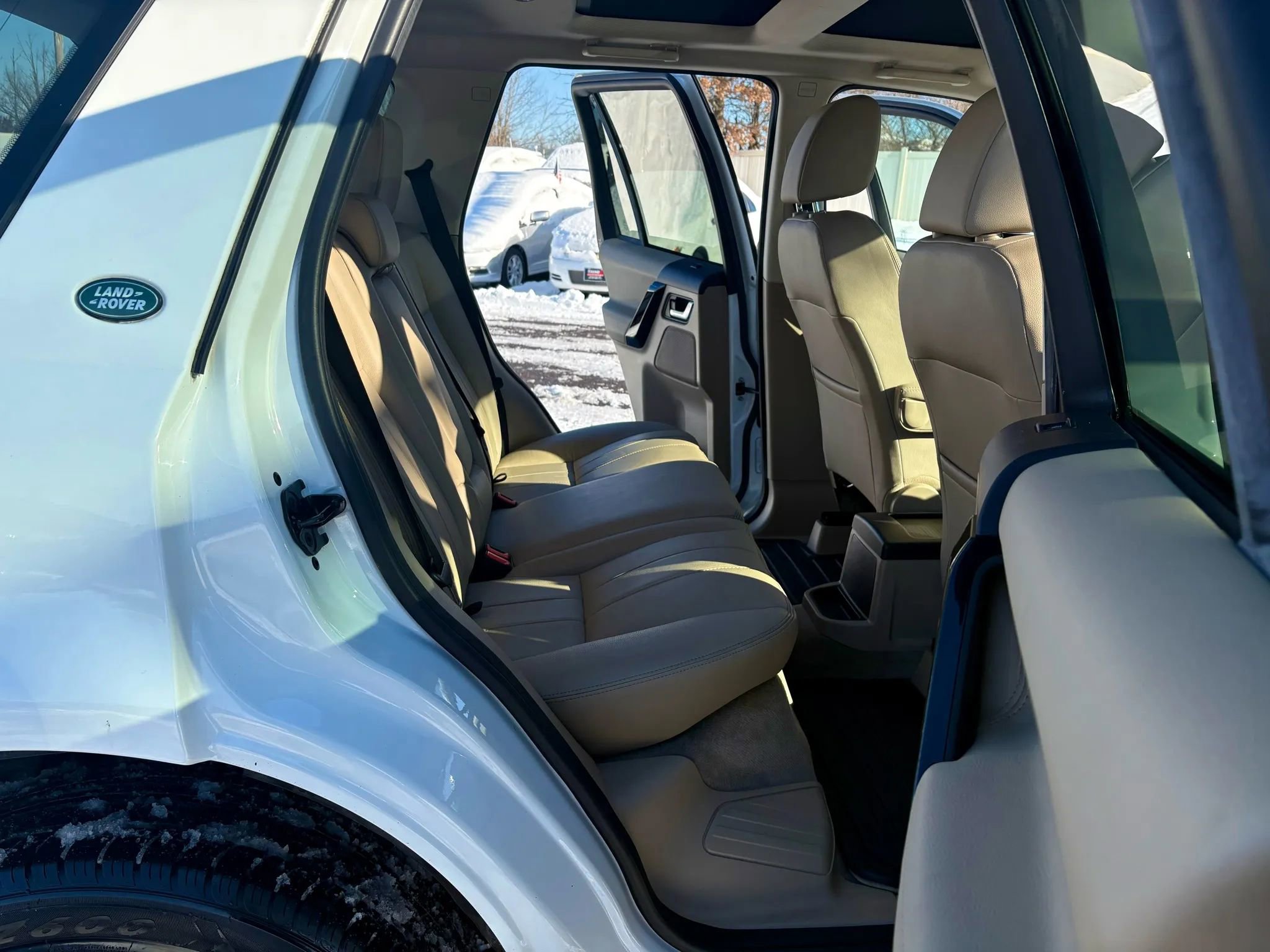 Used 2015 Land Rover LR2 image 23