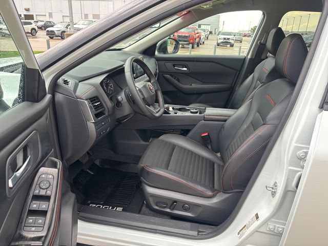 Used 2025 Nissan Rogue SV AWD/4WD image 19