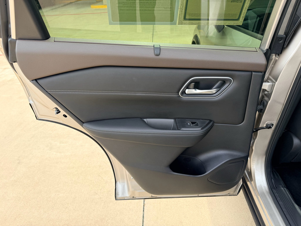 Used 2023 Nissan Rogue Platinum FWD image 24