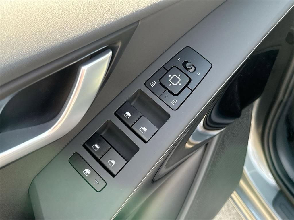 Certified 2025 Kia Niro EX image 21