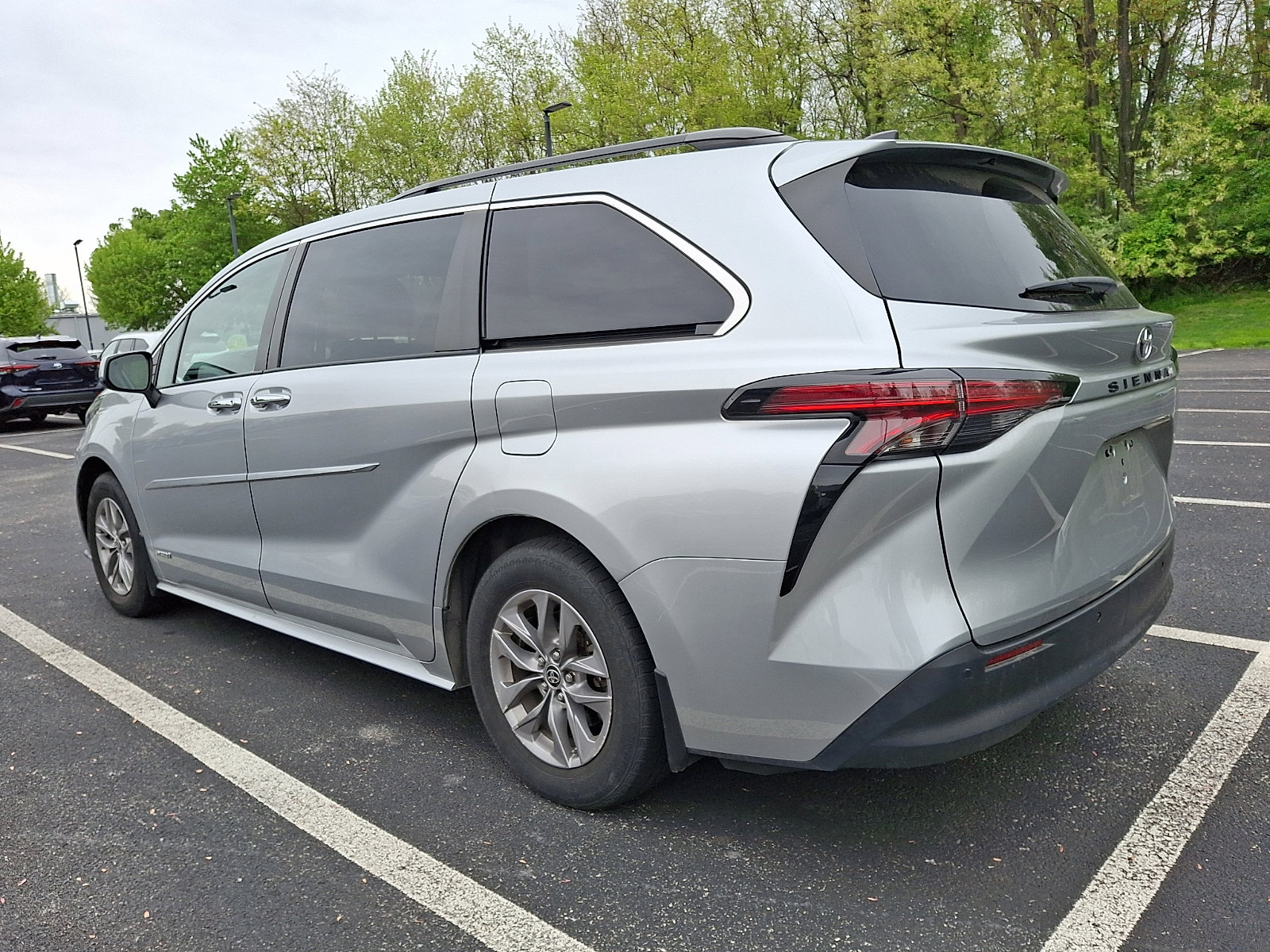 Used 2021 Toyota Sienna XLE w/ XLE Plus Package FWD image 3