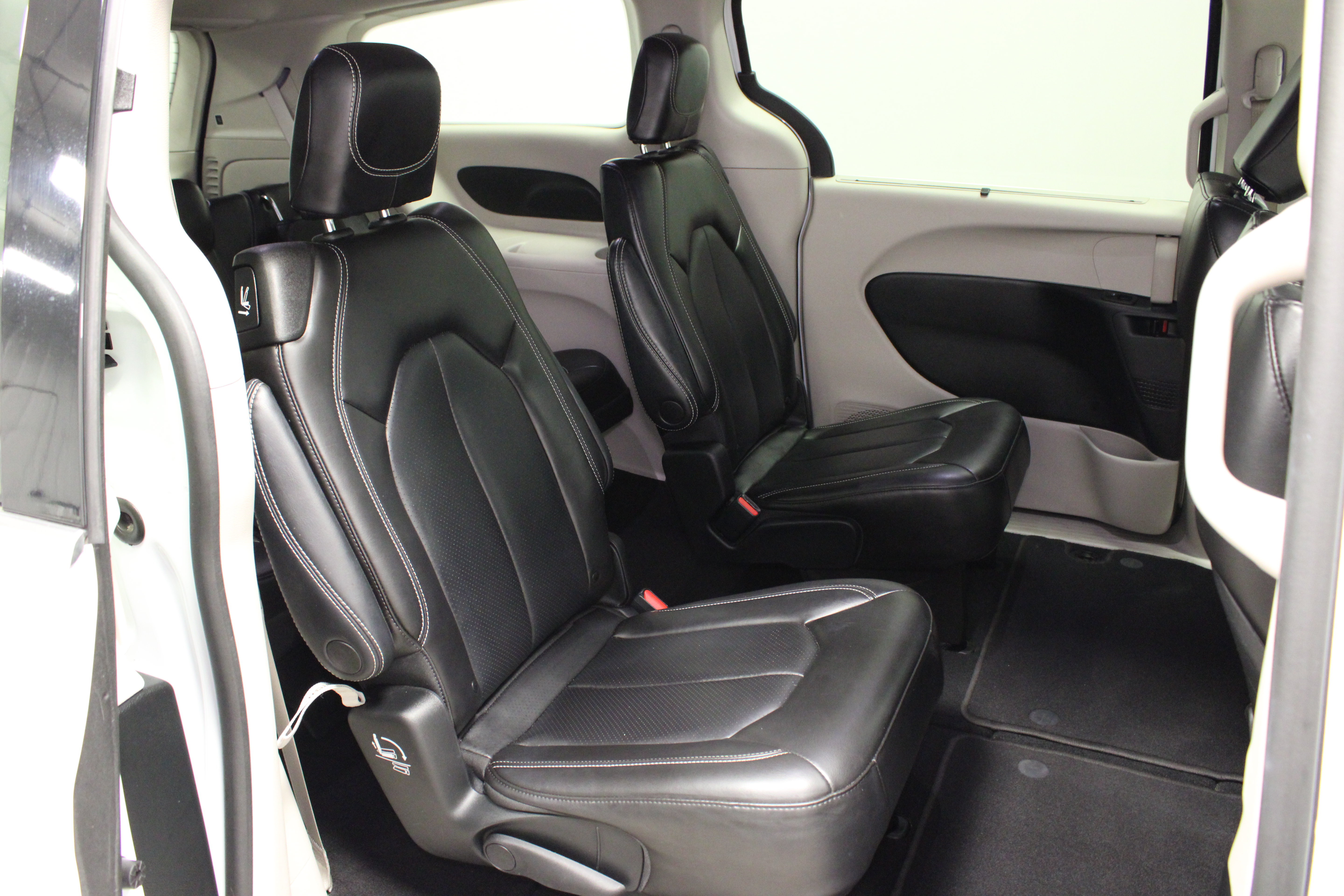 Used 2023 Chrysler Pacifica Touring-L FWD image 15