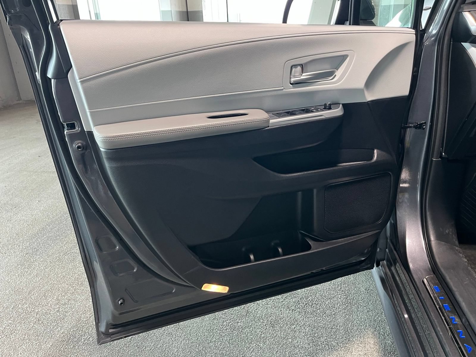 Used 2025 Toyota Sienna XLE w/ XLE Plus Package AWD/4WD image 16