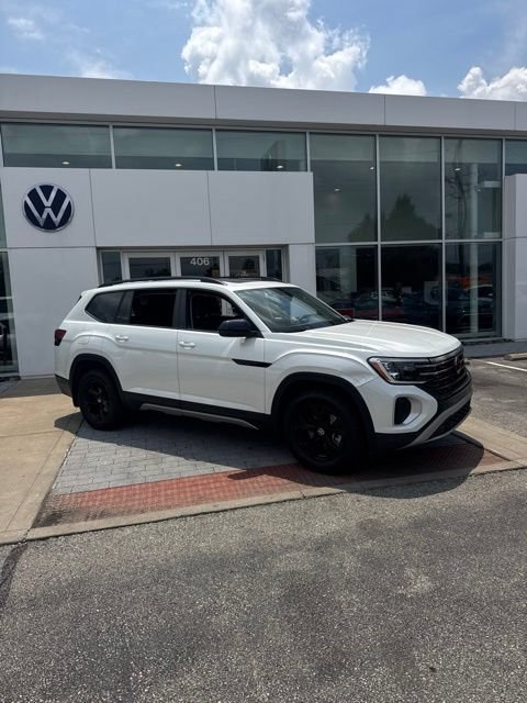 Used 2024 Volkswagen Atlas Peak Edition SEL AWD/4WD image 2