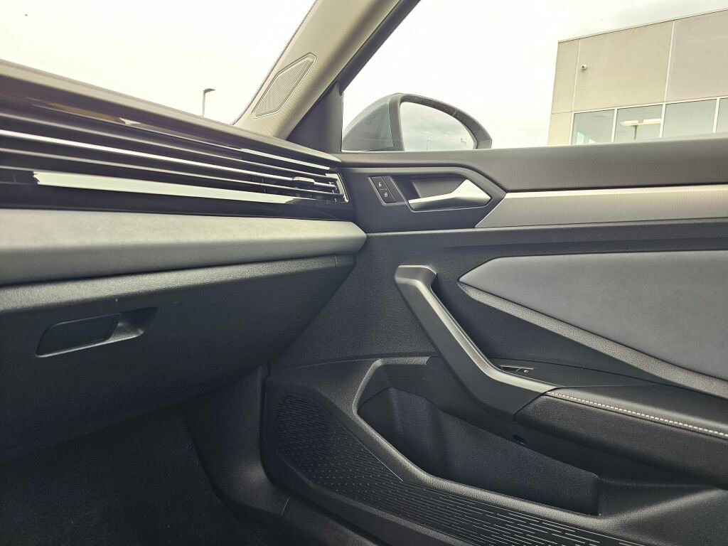 Certified 2025 Volkswagen Jetta SE w/ Sunroof Package image 25