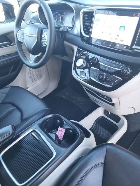 Used 2024 Chrysler Pacifica Touring-L image 8