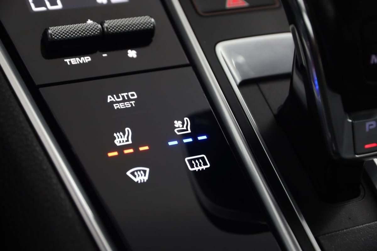 Used 2018 Porsche Panamera 4 AWD/4WD image 9