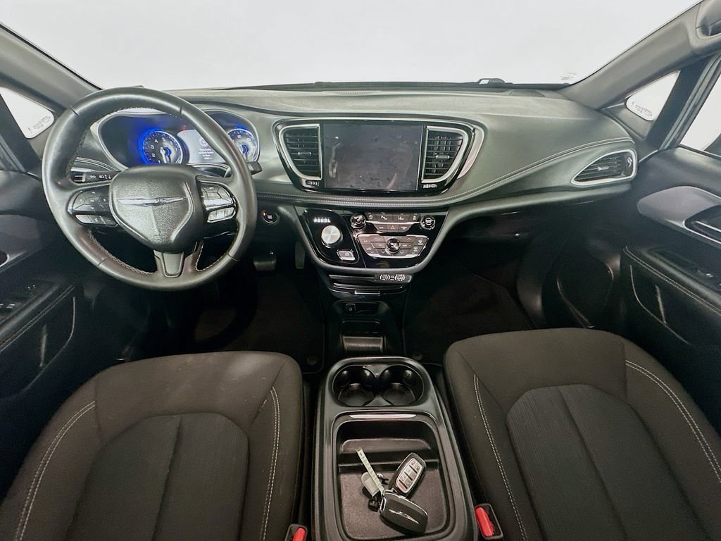 Used 2023 Chrysler Pacifica Touring image 10