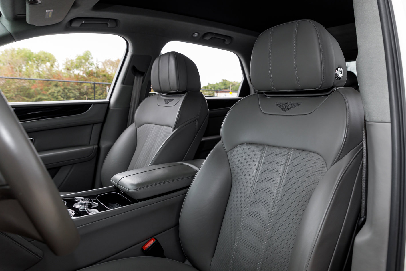 Used 2018 Bentley Bentayga Onyx Edition image 10