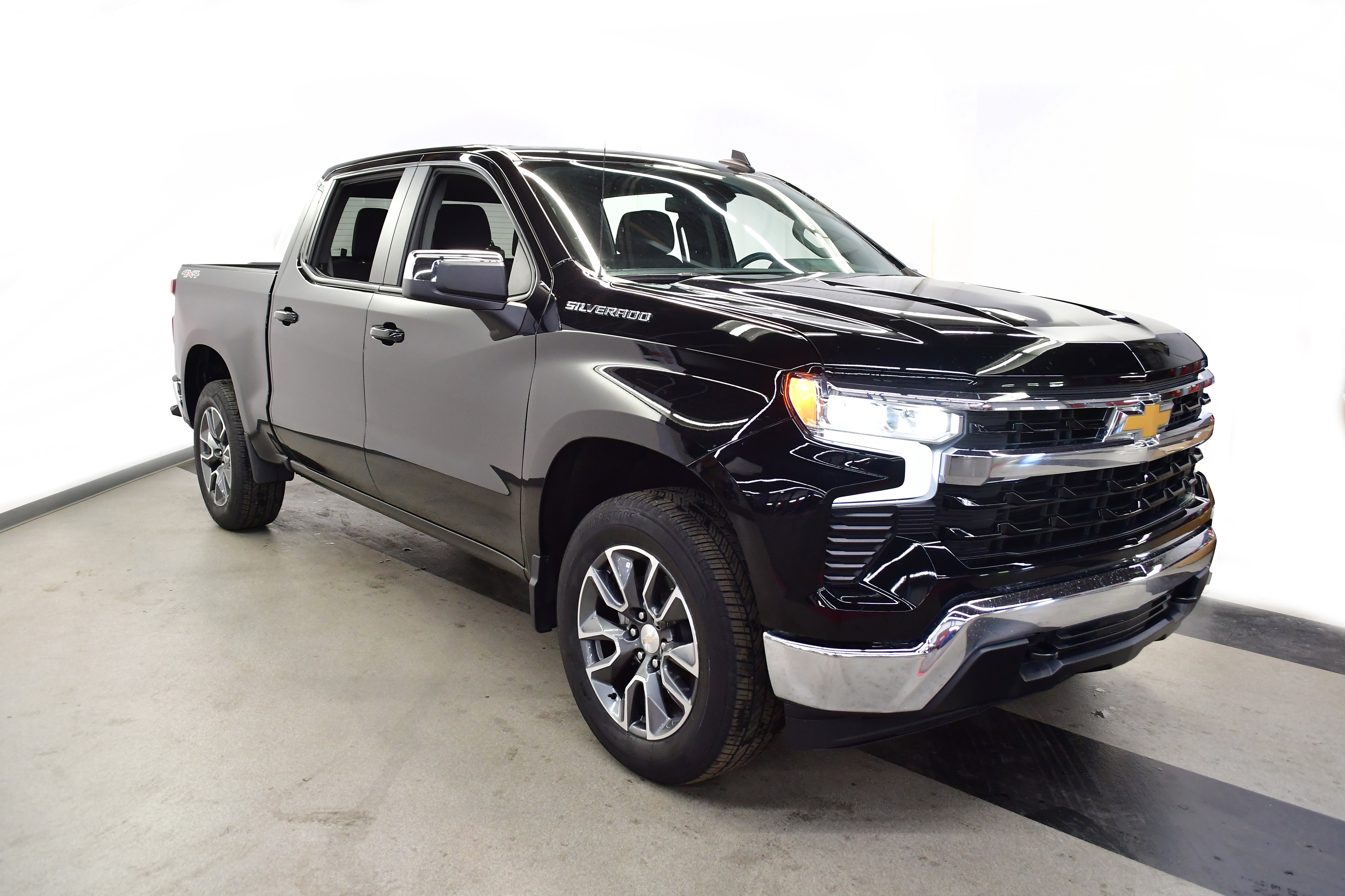 Used 2024 Chevrolet Silverado 1500 LT AWD/4WD image 2