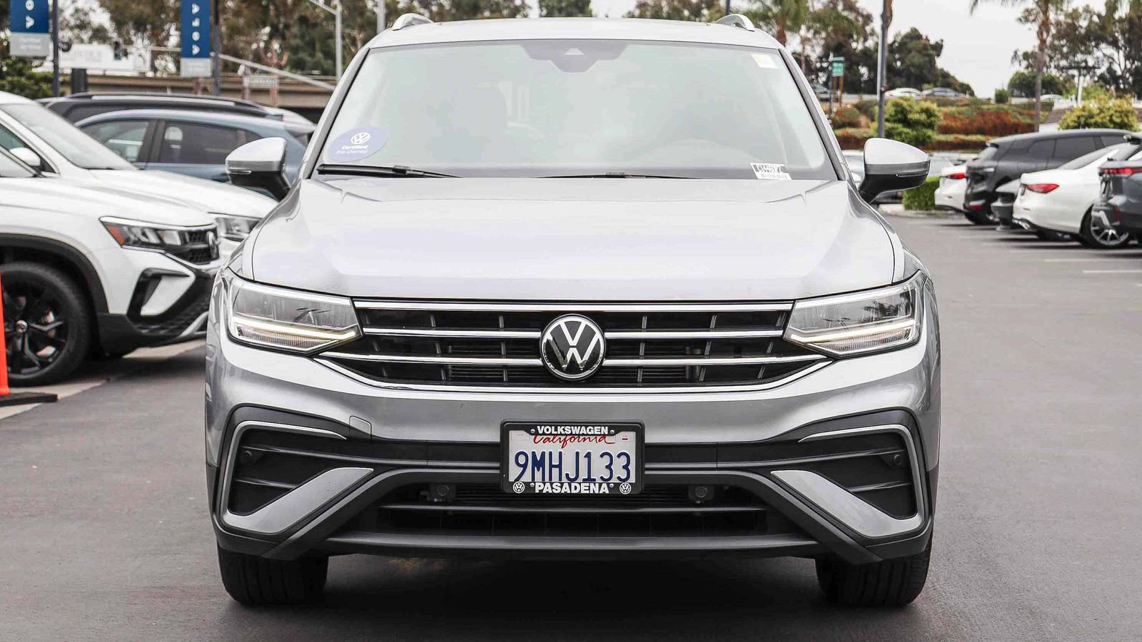 Used 2024 Volkswagen Tiguan SE w/ Panoramic Sunroof Package FWD image 4