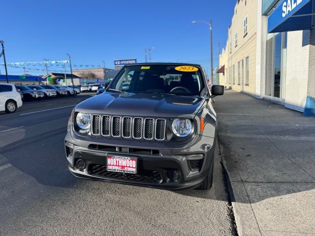 Used 2023 Jeep Renegade Latitude AWD/4WD image 3