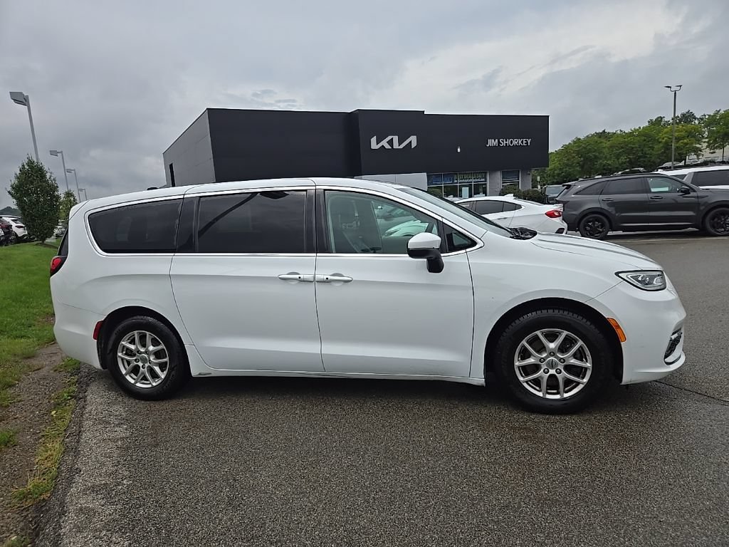 Used 2023 Chrysler Pacifica Touring-L FWD image 2