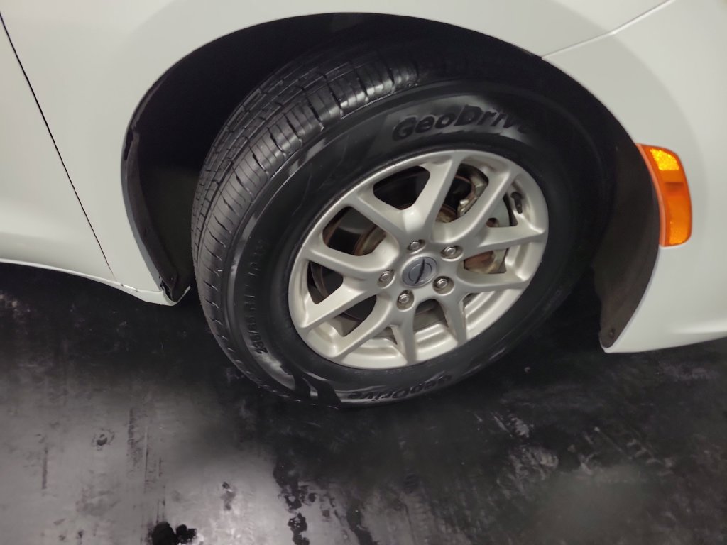 Used 2024 Chrysler Pacifica Touring-L FWD image 10