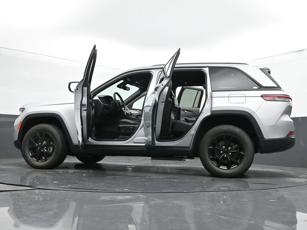 Used 2024 Jeep Grand Cherokee Altitude image 72