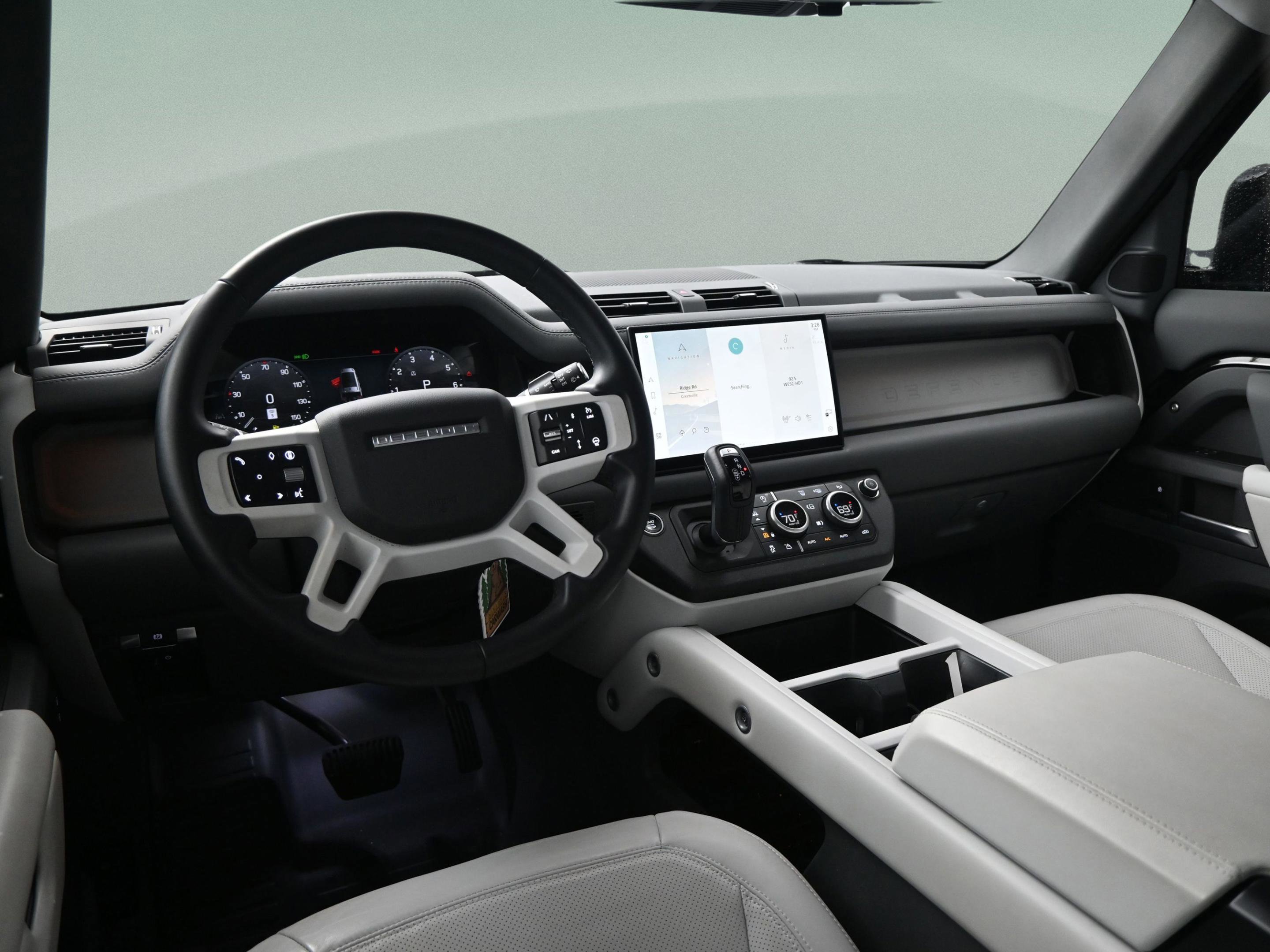 Used 2025 Land Rover Defender 130 X-Dynamic SE AWD/4WD image 35